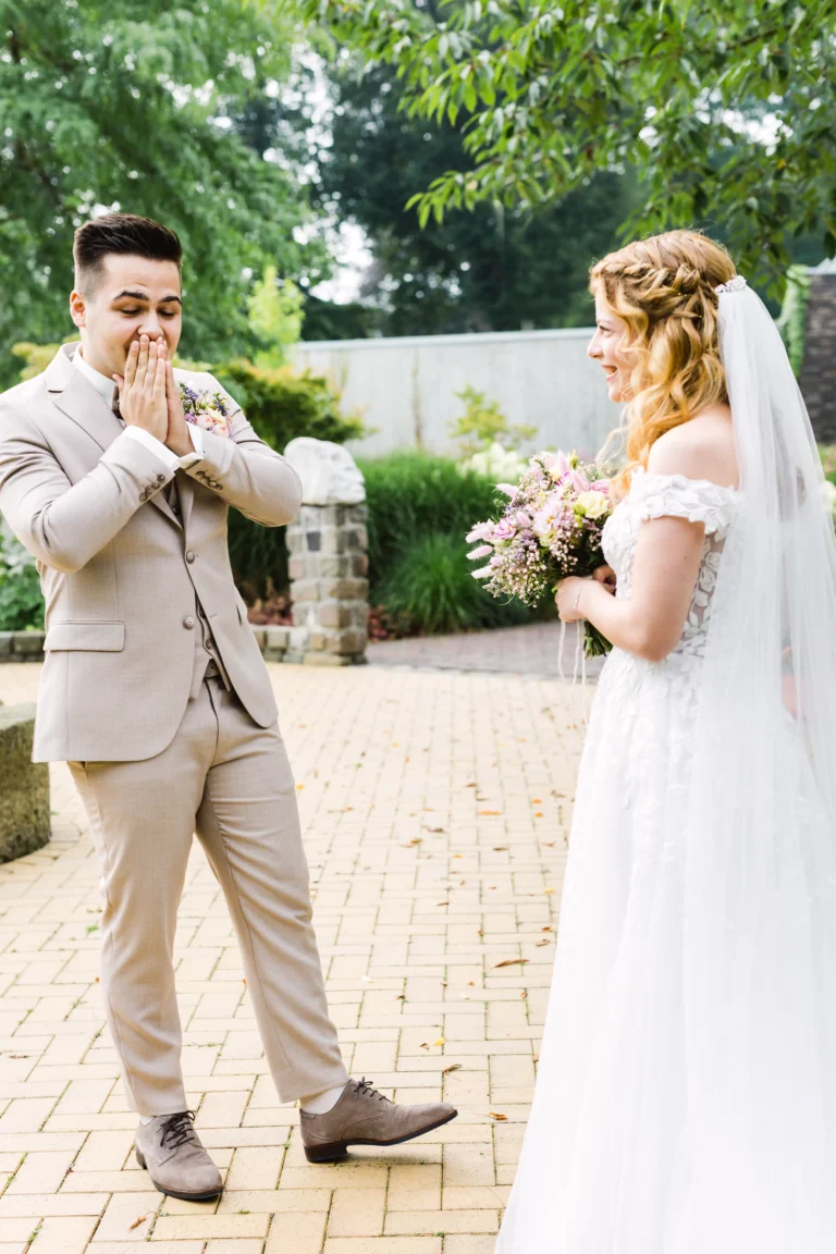 First Look des Brautpaares bei einer Hochzeit im Landhotel Voshövel – der Bräutigam ist überwältigt beim Anblick seiner Braut im weißen Kleid.