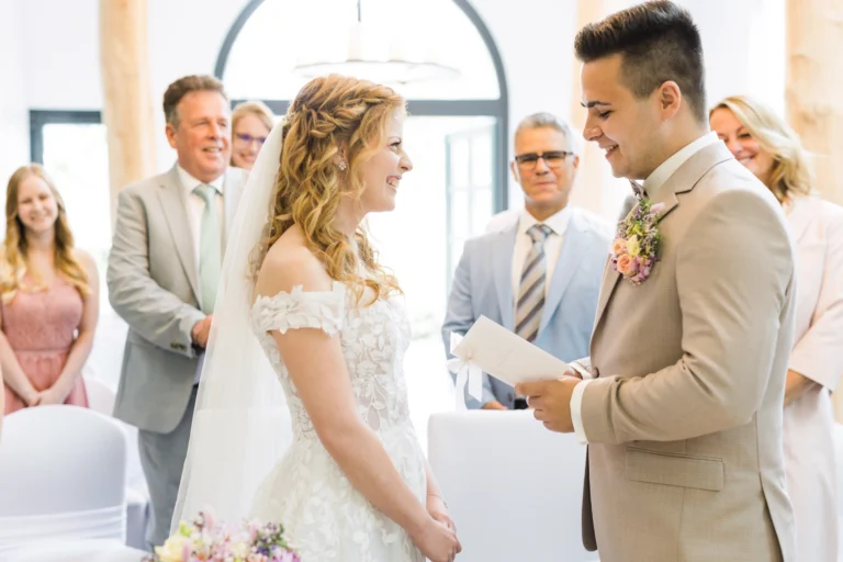 Der Bräutigam trägt während der Hochzeitszeremonie im Landhotel Voshövel sein Ehegelübde vor – ein bewegender Moment vor den Gästen.