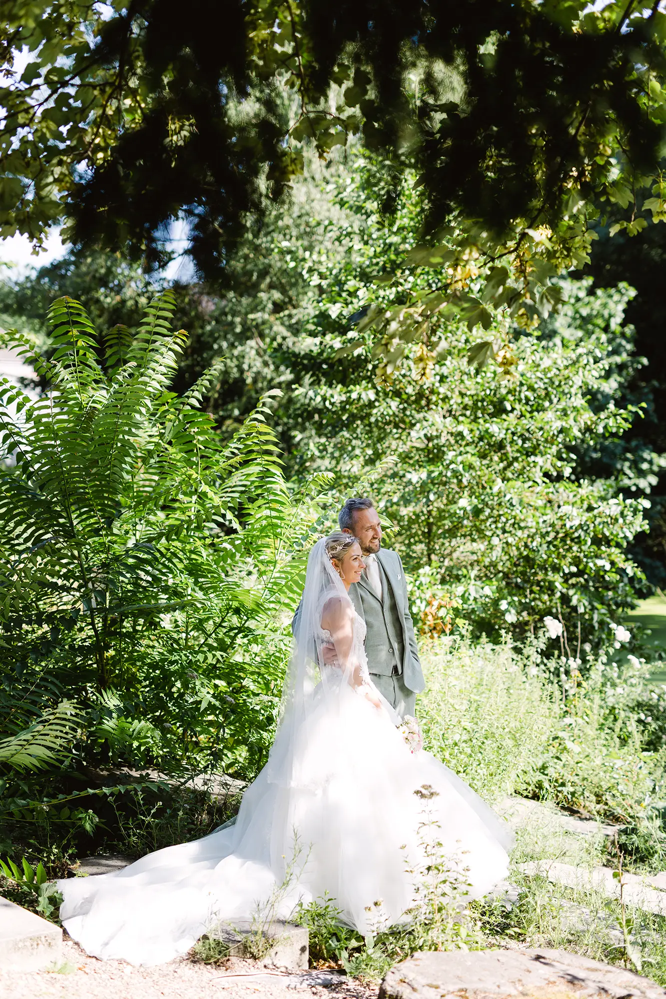 Das Brautpaar genießt einen ruhigen Moment im Garten – festgehalten von einem Hochzeitsfotograf aus Düsseldorf, Preis-Leistung individuell.