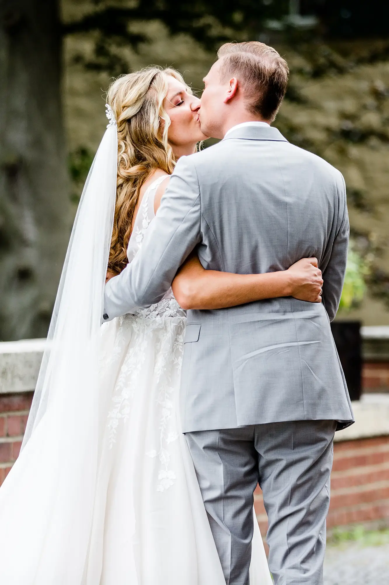 Brautpaar küsst sich – professionelle Hochzeitsfotografie in Düsseldorf, Preise je nach Umfang.