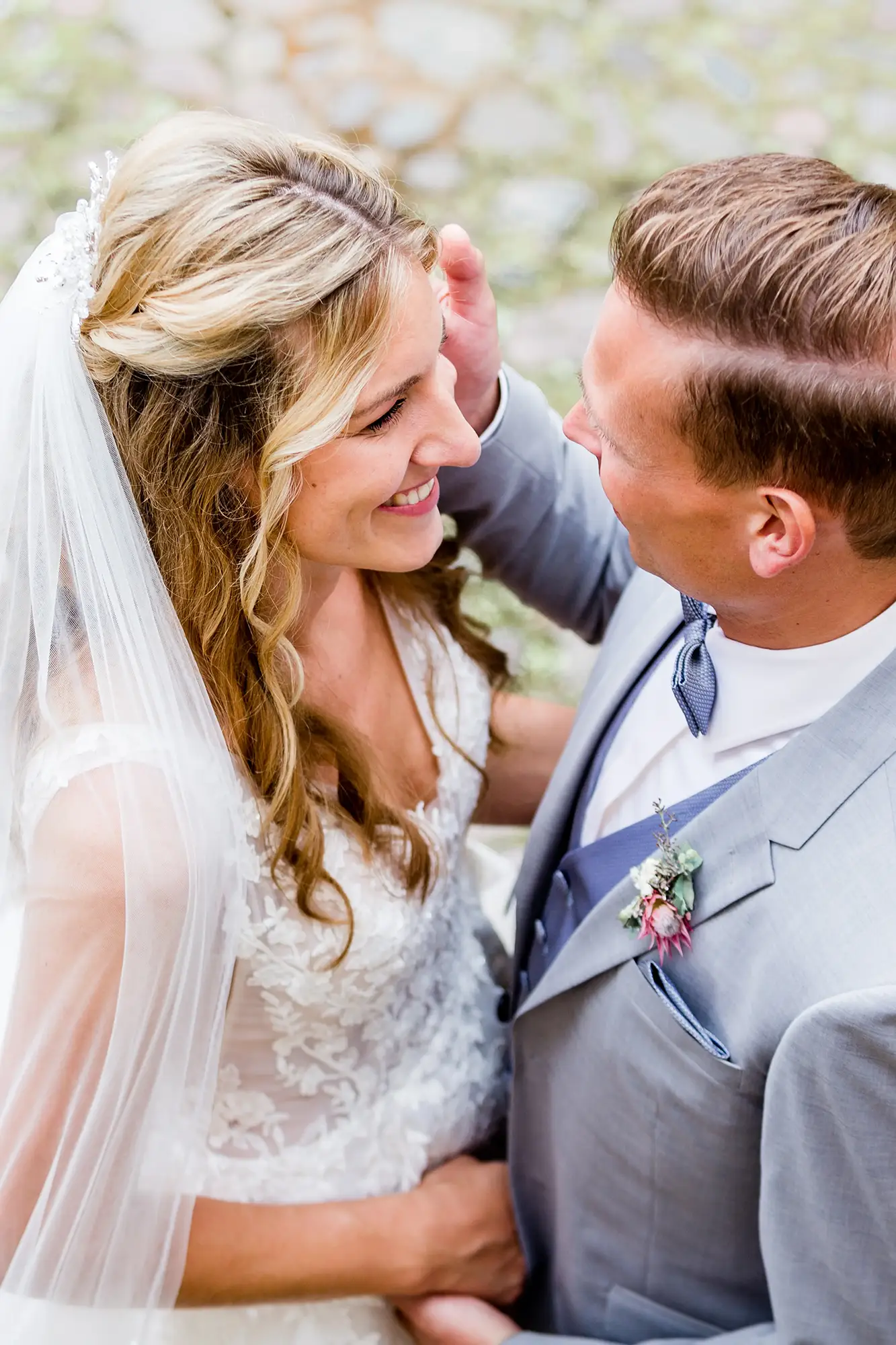 Emotionaler Moment zwischen Braut und Bräutigam – authentische Hochzeitsreportage in NRW, Preisübersicht auf Anfrage erhältlich.