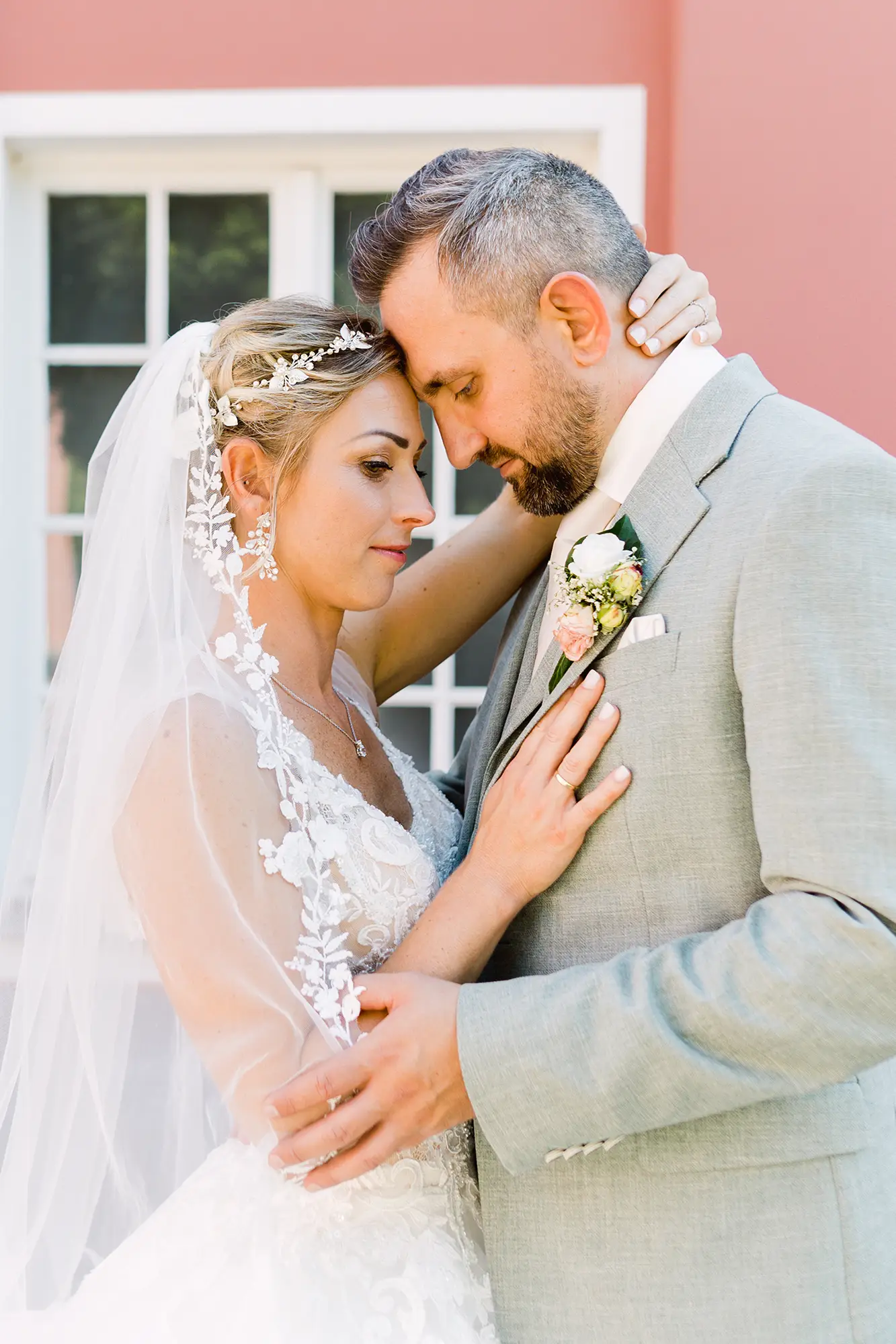 Inniger Moment zwischen Braut und Bräutigam – emotionale Aufnahme vom Hochzeitsfotograf Düsseldorf, Preis variiert nach Dauer der Begleitung.