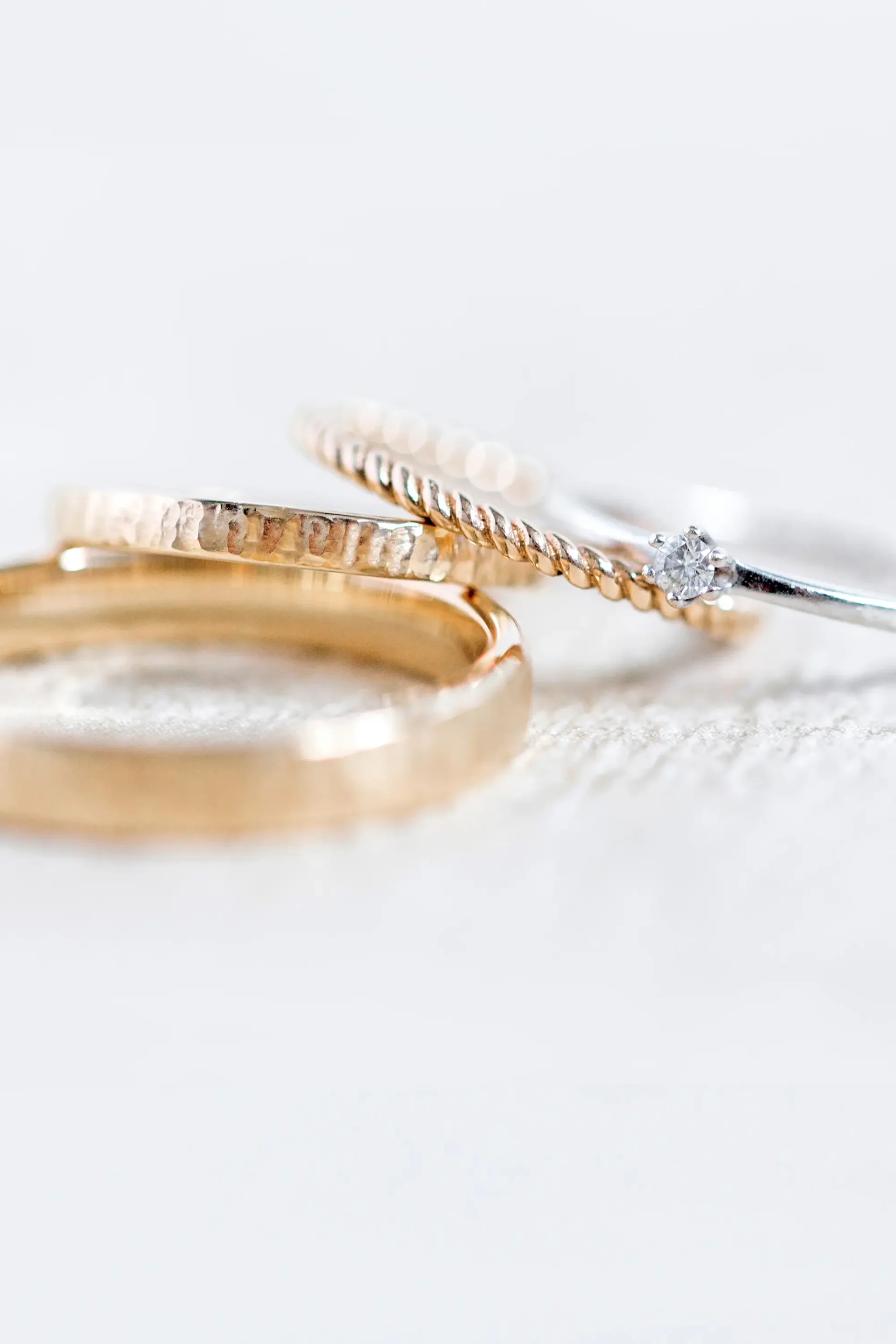 Stilvolle Detailaufnahme von Eheringen und Verlobungsring – erstellt von einem erfahrenen Hochzeitsfotograf aus Oberhausen, Preis je nach Paket